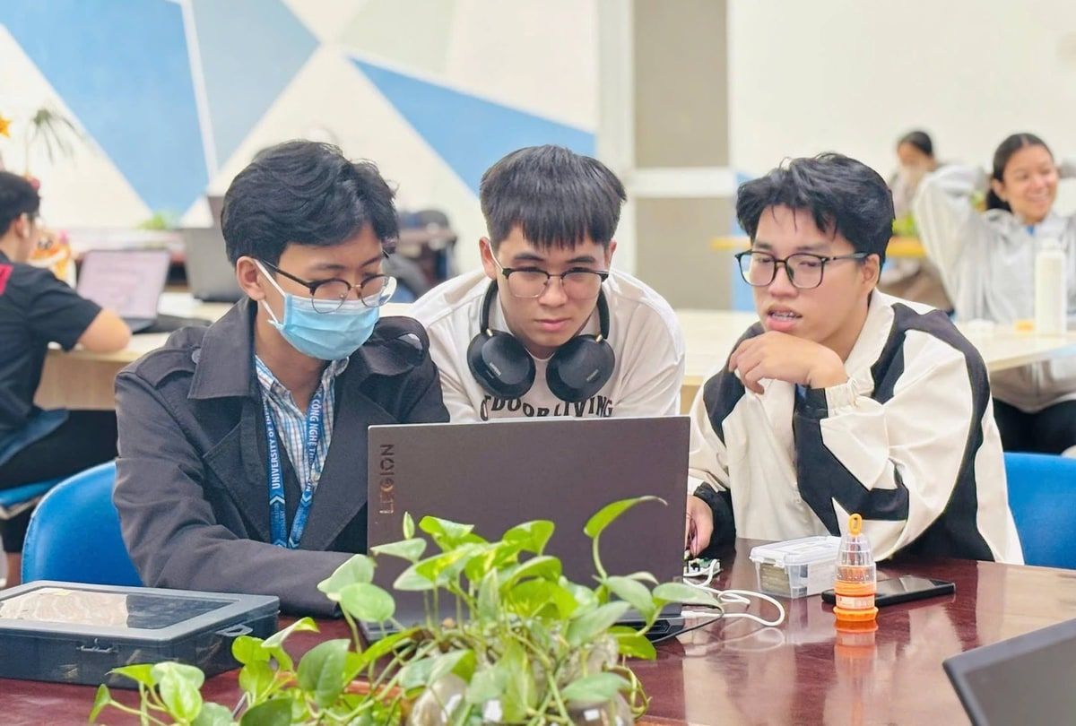 Có thể là hình ảnh về một hoặc nhiều người, mọi người đang học, bàn cờ, kính mắt và văn bản