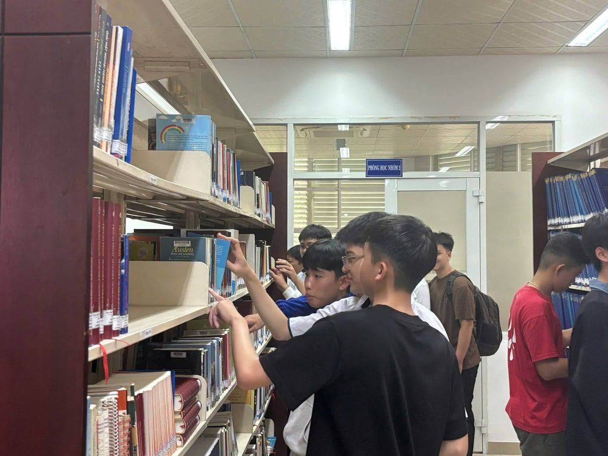Có thể là hình ảnh về một hoặc nhiều người, mọi người đang học và văn bản